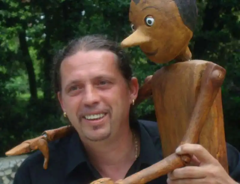 andrea balestri con il burattino di legno di  pinocchio