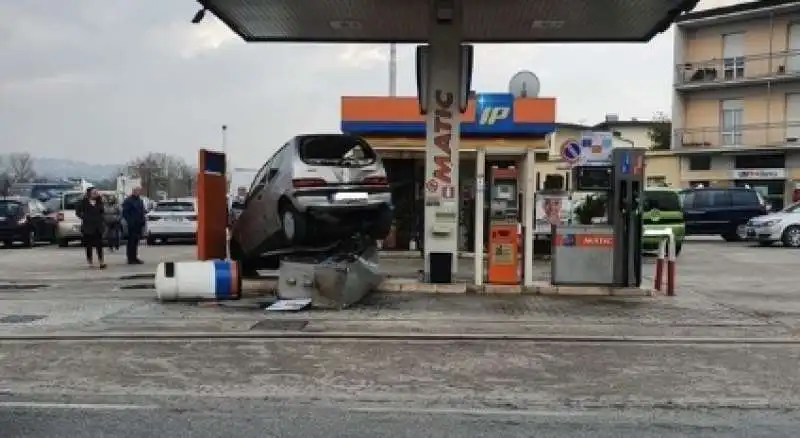 anziana abbatte la pompa di benzina