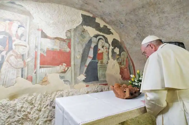 Bergoglio sosta davanti al presepe