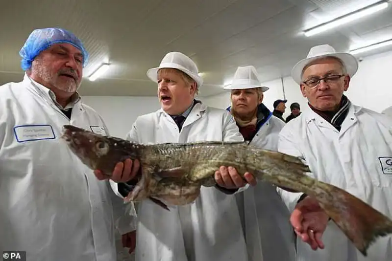 boris johnson al mercato del pesce di grimsby 1