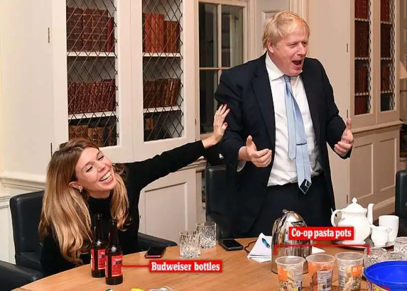 boris johnson scatenato dopo la vittoria con carrie symonds, birra bud e snack co op