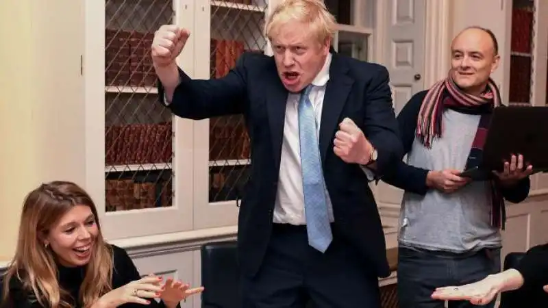 boris johnson scatenato dopo la vittoria con carrie symonds e dominic cummings