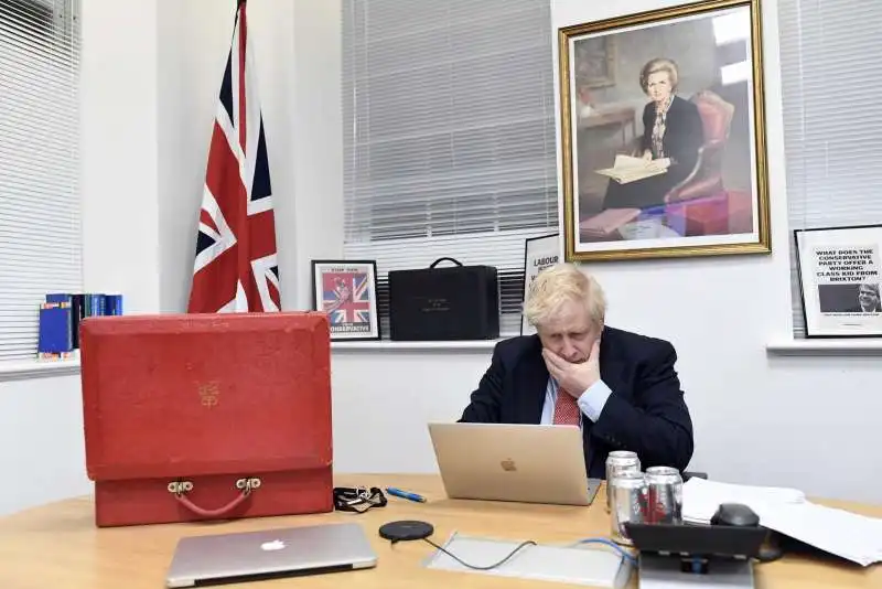 boris johnson sotto un ritratto di margaret thathcer aspetta i risultati delle elezioni