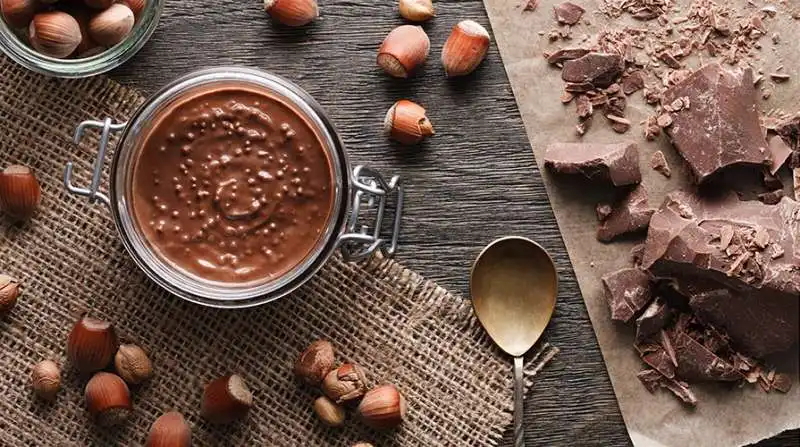 CREMA DI CACAO  E NOCCIOLE