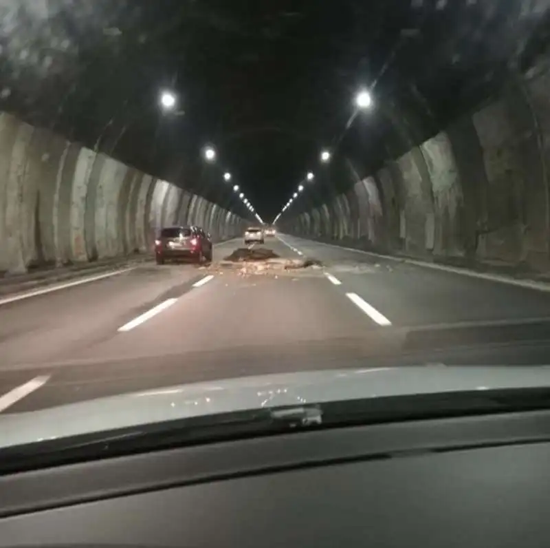 crollo del soffitto di una galleria sulla a26 