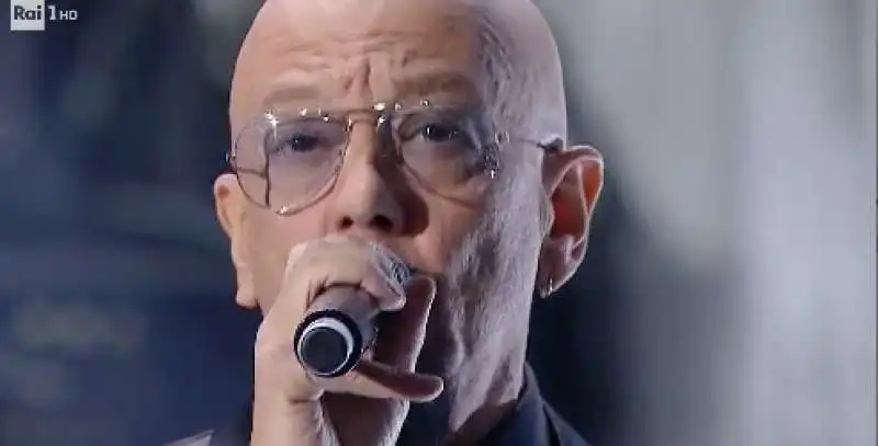 enrico ruggeri canta 'i gardini di marzo' 9