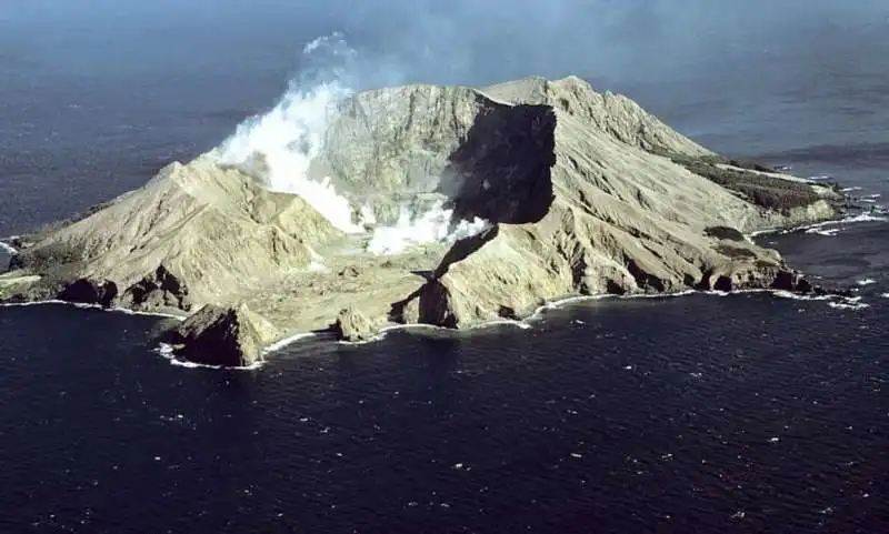 eruzione vulcano sull'isola white island, nuova zelanda 8