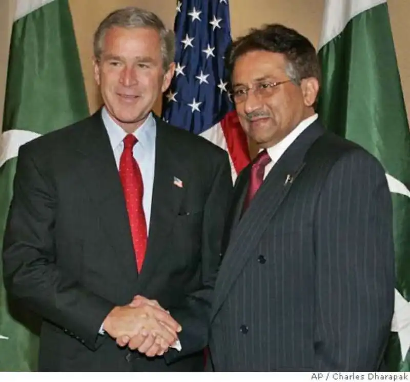 george w. bush con pervez musharraf