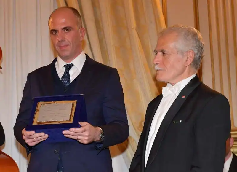 gianbattista la rocca premiato da ernesto carpintieri  foto di bacco