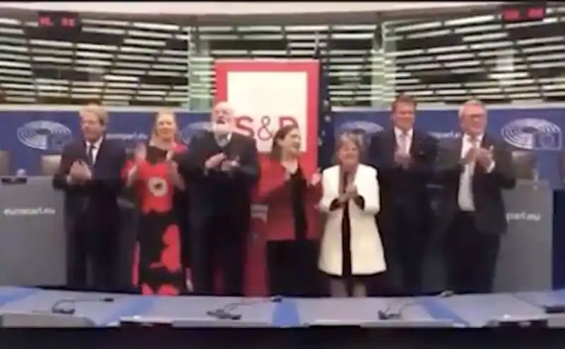 i commissari europei socialisti cantano bella ciao