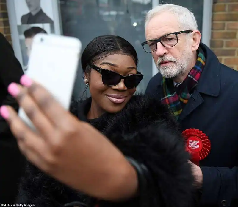 jeremy corbyn fa un selfie controvoglia