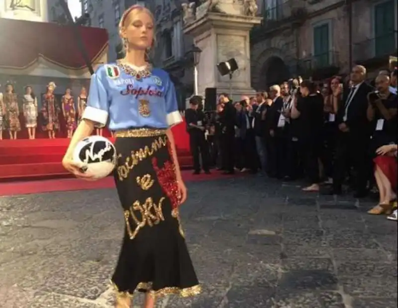 la maglia di dolce e gabbana ispirata a maradona 6