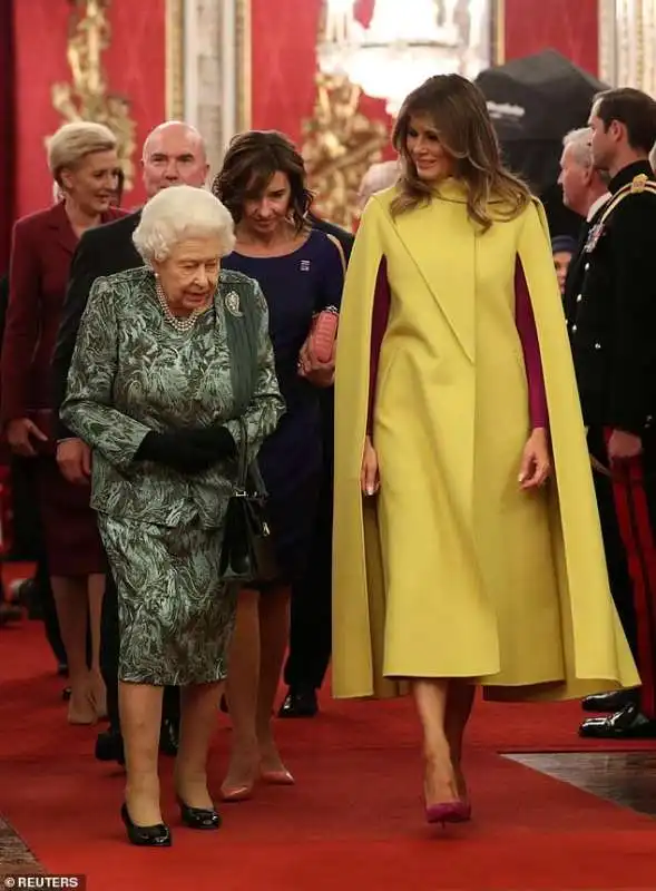 la regina elisabetta e melania trump