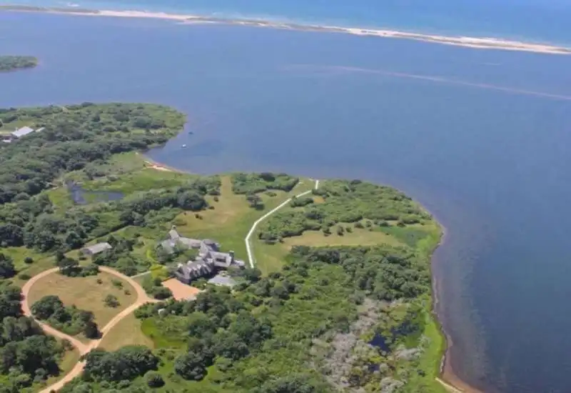 la villa comprata dagli obama a martha s vineyard  1