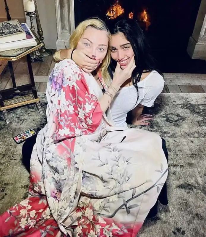 madonn e la figlia lourdes 