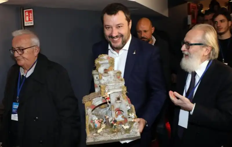 matteo salvini con il presepe al congresso della lega 1