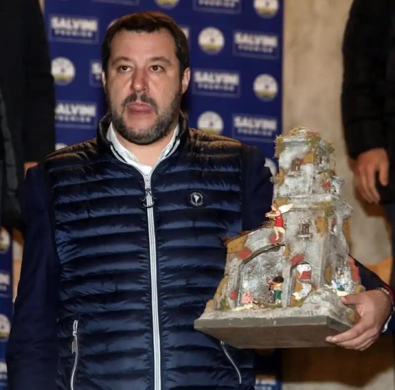 matteo salvini con il presepe al congresso della lega