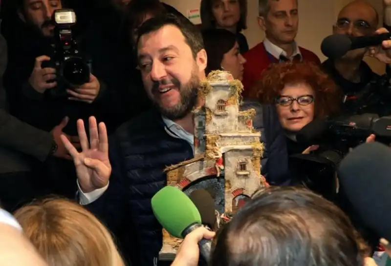 matteo salvini con il presepe al congresso della lega 3