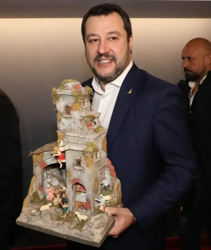 matteo salvini con il presepe al congresso della lega 5