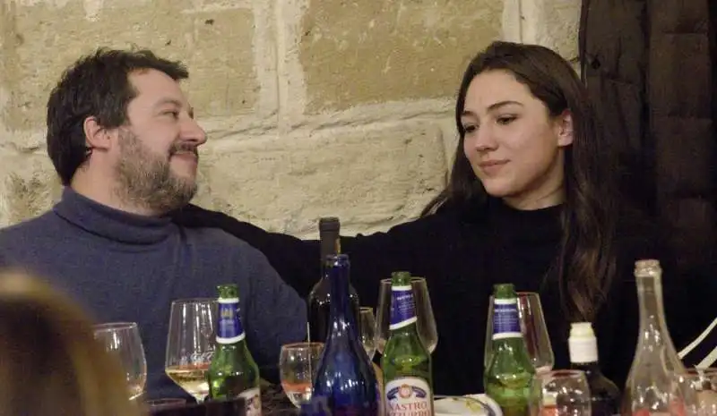 matteo salvini con la fidanzata francesca verdini in un ristorante di bari 13