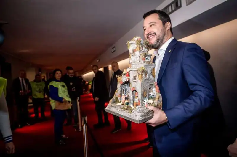 matteo salvini con presepe al congresso della lega 1