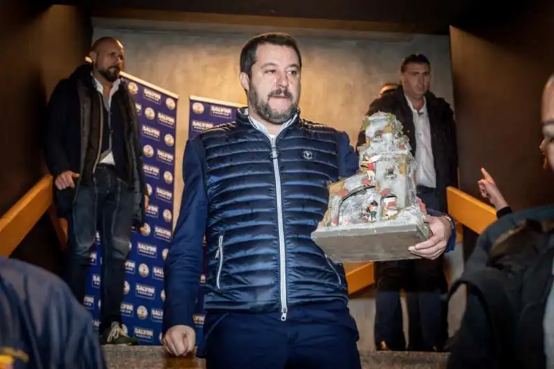 matteo salvini con presepe al congresso della lega