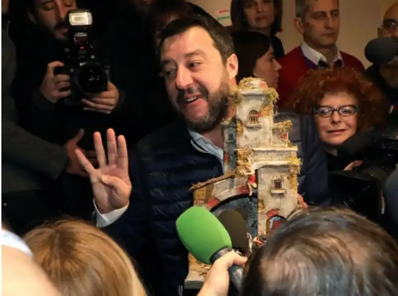 MATTEO SALVINI SI PRESENTA CON UN PRESEPE AL CONGRESSO DELLA LEGA