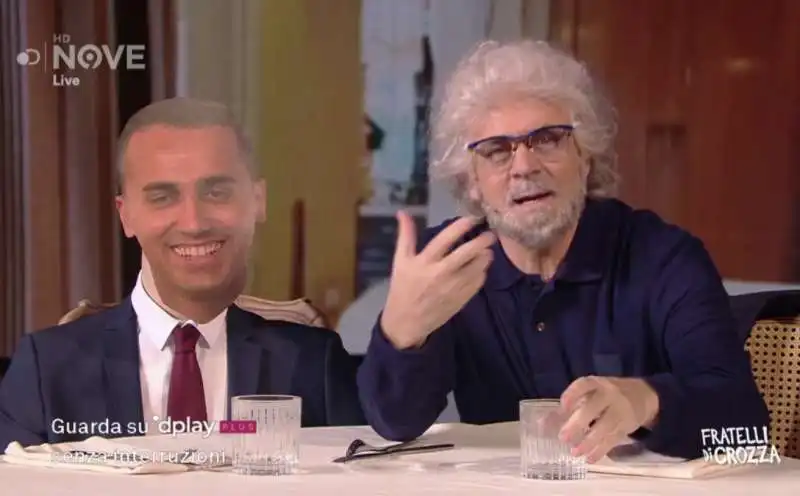 maurizio crozza alias beppe grillo con il cartonato di luigi di maio