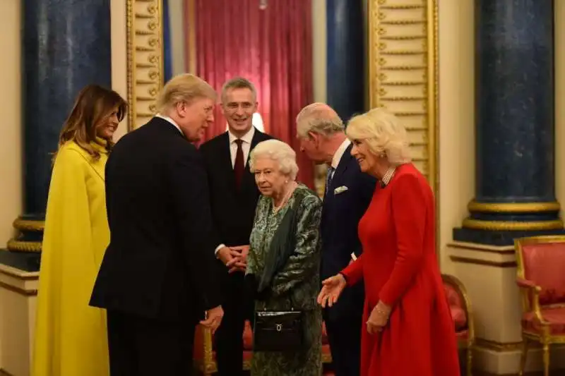 melania, donald trump, la regina elisabetta ii, carlo e camilla