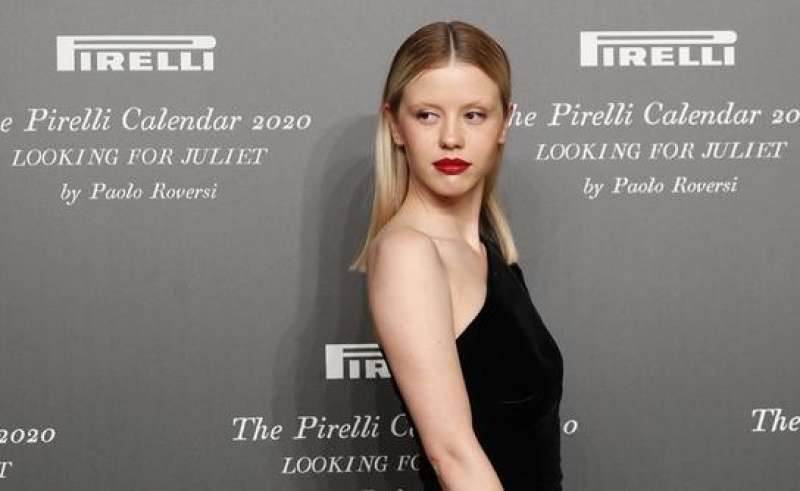 mia goth presentazione calendario pirelli 2020 a verona