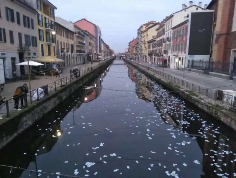 milano, banconote da 100 euro sui navigli