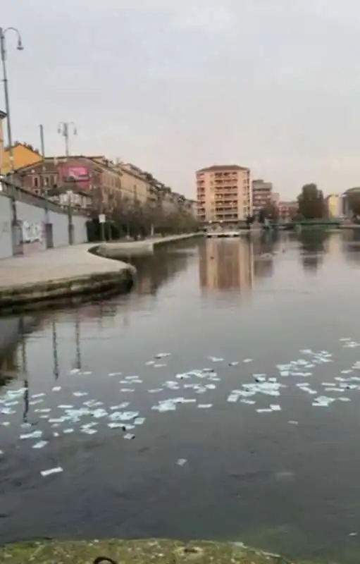 milano, banconote da 100 euro sui navigli 4