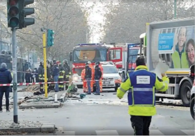 milano scontro filobus camion rifiuti