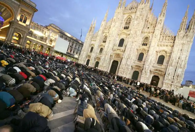 musulmani pregano a milano