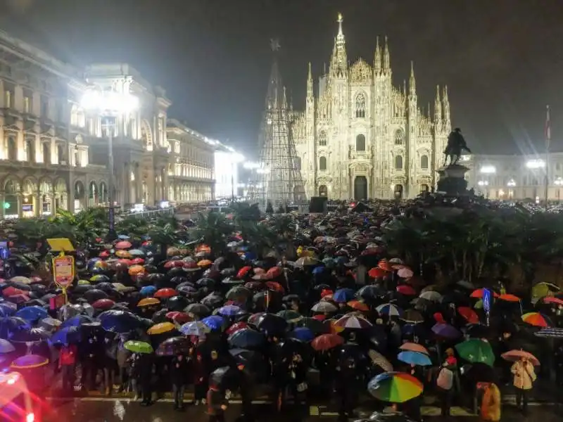 PIAZZA  DUOMO PIENA DI SARDINE