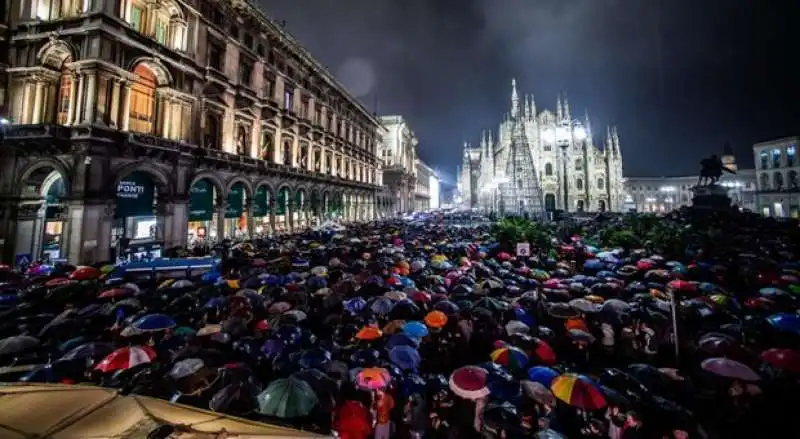 PIAZZA DUOMO PIENA DI SARDINE