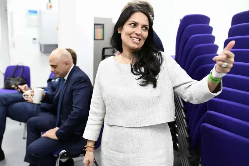 priti patel gioisce per il risultato delle elezioni