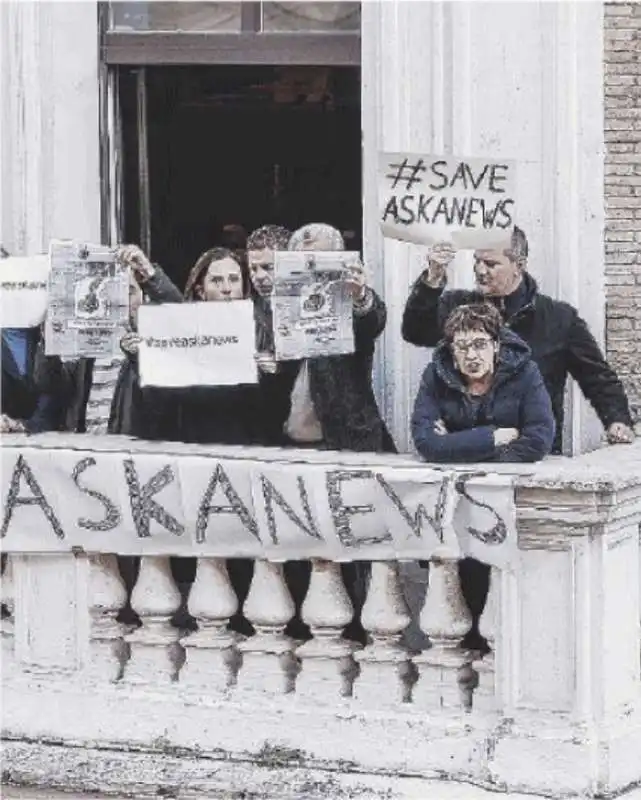 protesta per i licenziamenti ad askanews