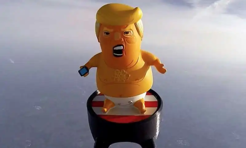 pupazzetto di baby trump  7