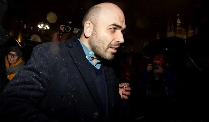 roberto saviano  in piazza con le sardine