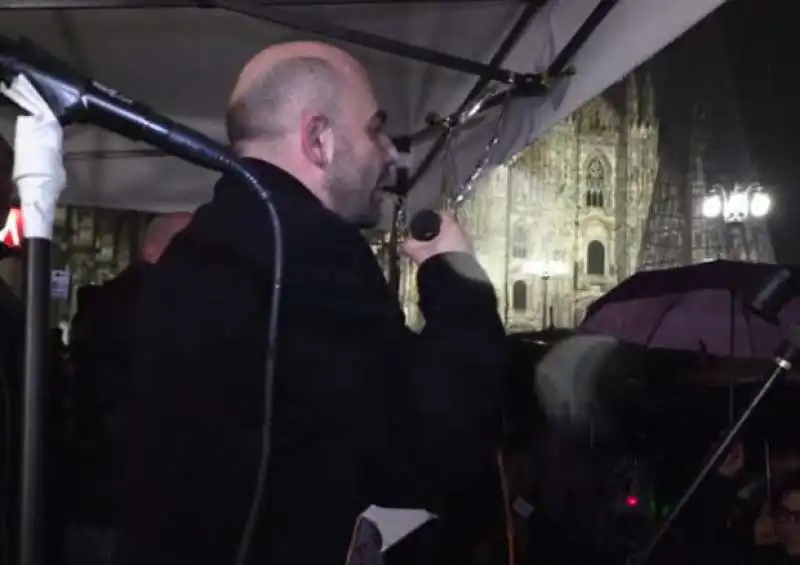 roberto saviano in piazza con le sardine