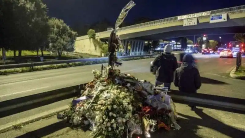 roma, fiori e biglietti sul guard rail di corso francia