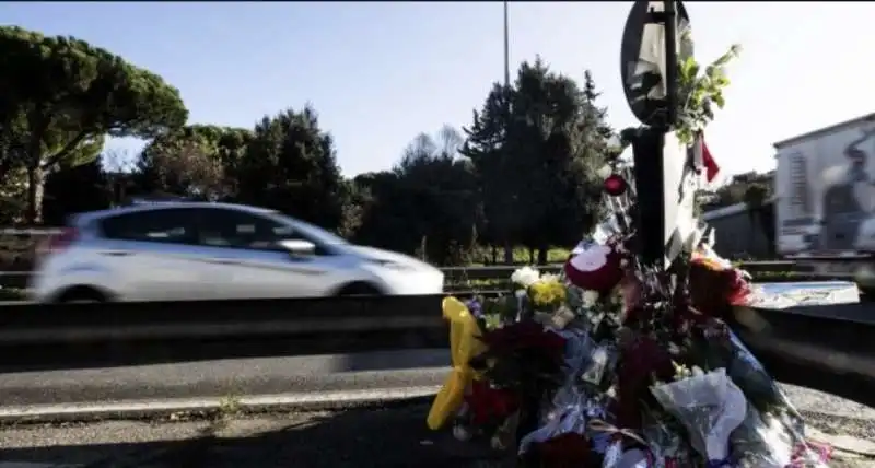 roma, fiori e biglietti sul guard rail di corso francia 2