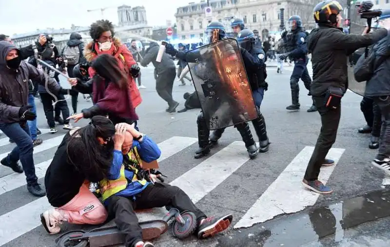 sciopero in francia durante le festivita' natalizie 25