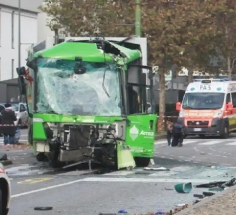 scontro filobus camion dei rifiuti