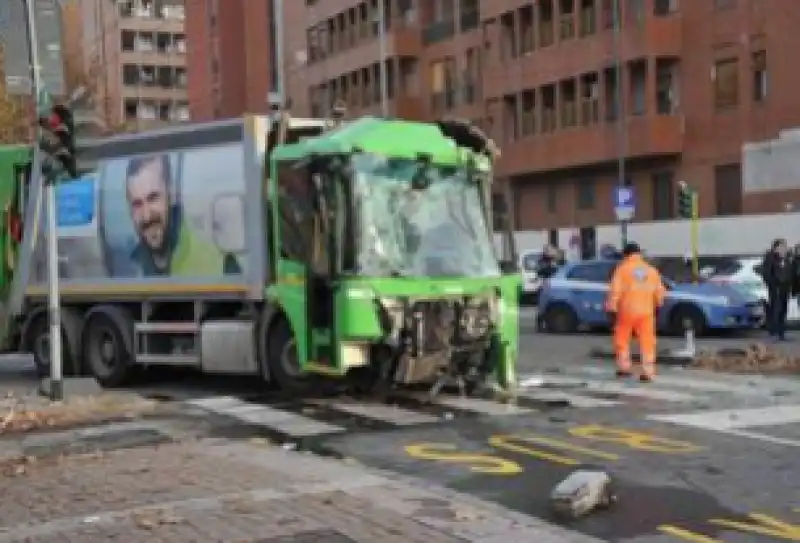 scontro filobus e camion dei rifiuti