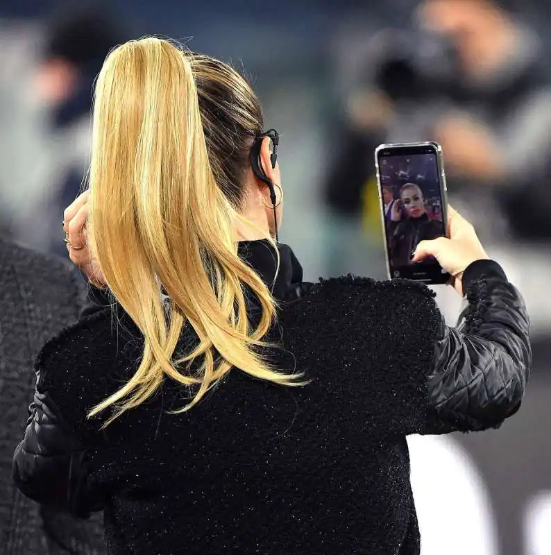 selfie diletta leotta foto mezzelani  gmt033