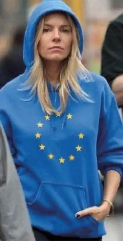 sienna miller con la felpa anti brexit