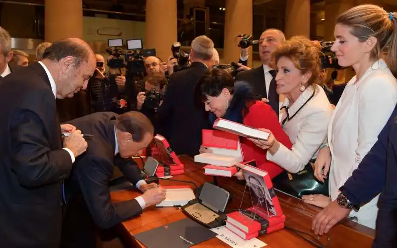 silvio berlusconi firma il libro di bruno vespa  foto di bacco