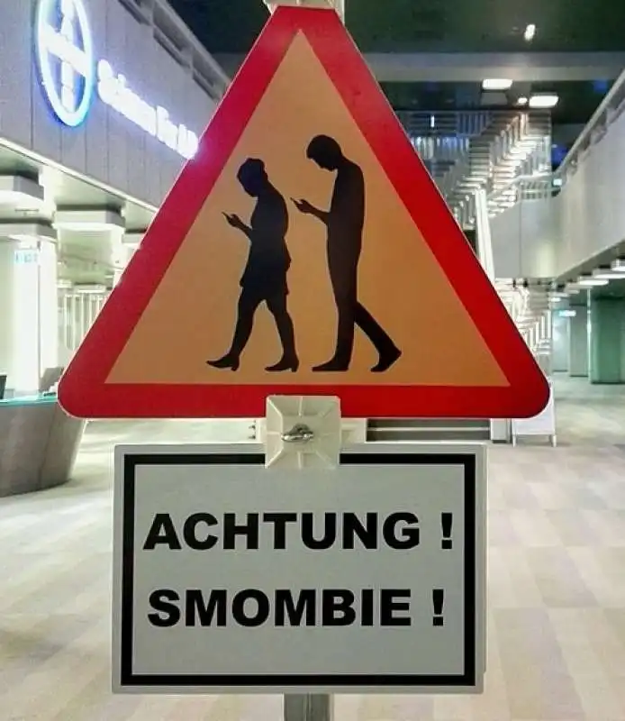 smombie, le persone che camminano e guardano lo smartphone 1